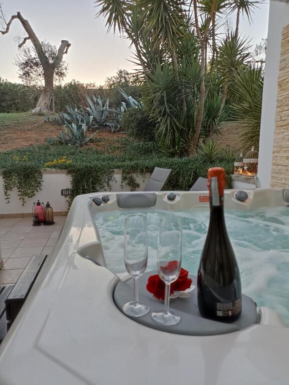 Idromassaggio nel giardino di Casa De Luca
